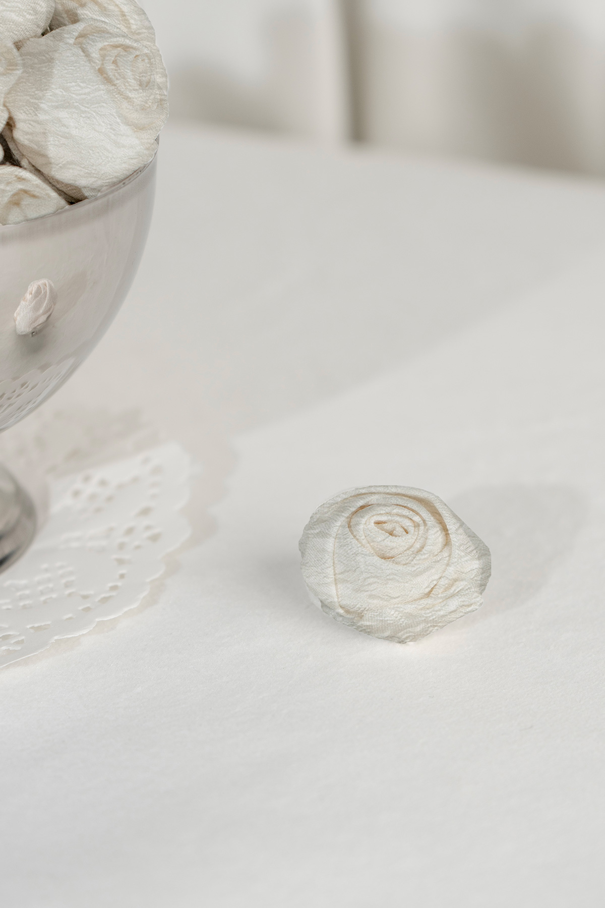 QQ ROSE CORSAGE - BLANC VINE [MODPARADE X Q2HAN]