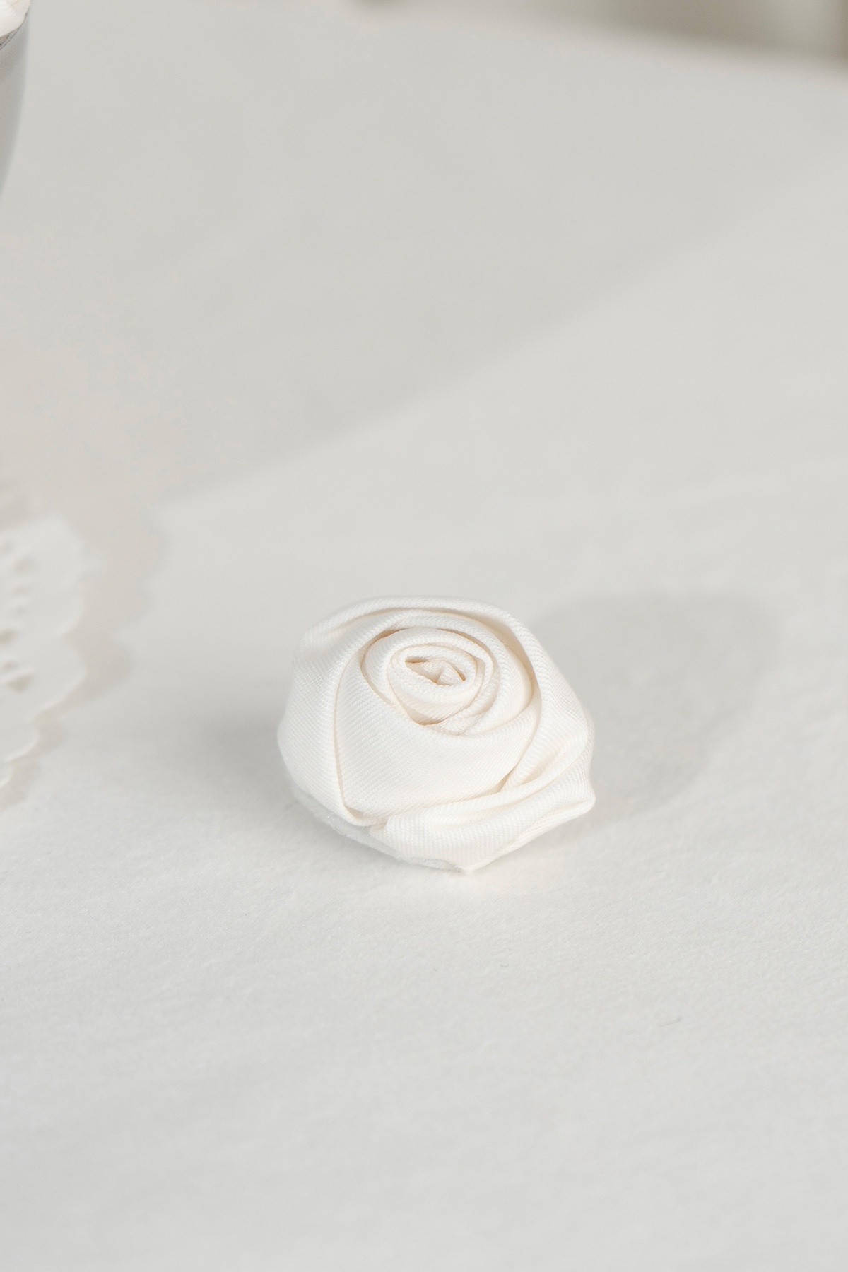 QQ ROSE CORSAGE - BLANC [MODPARADE X Q2HAN]