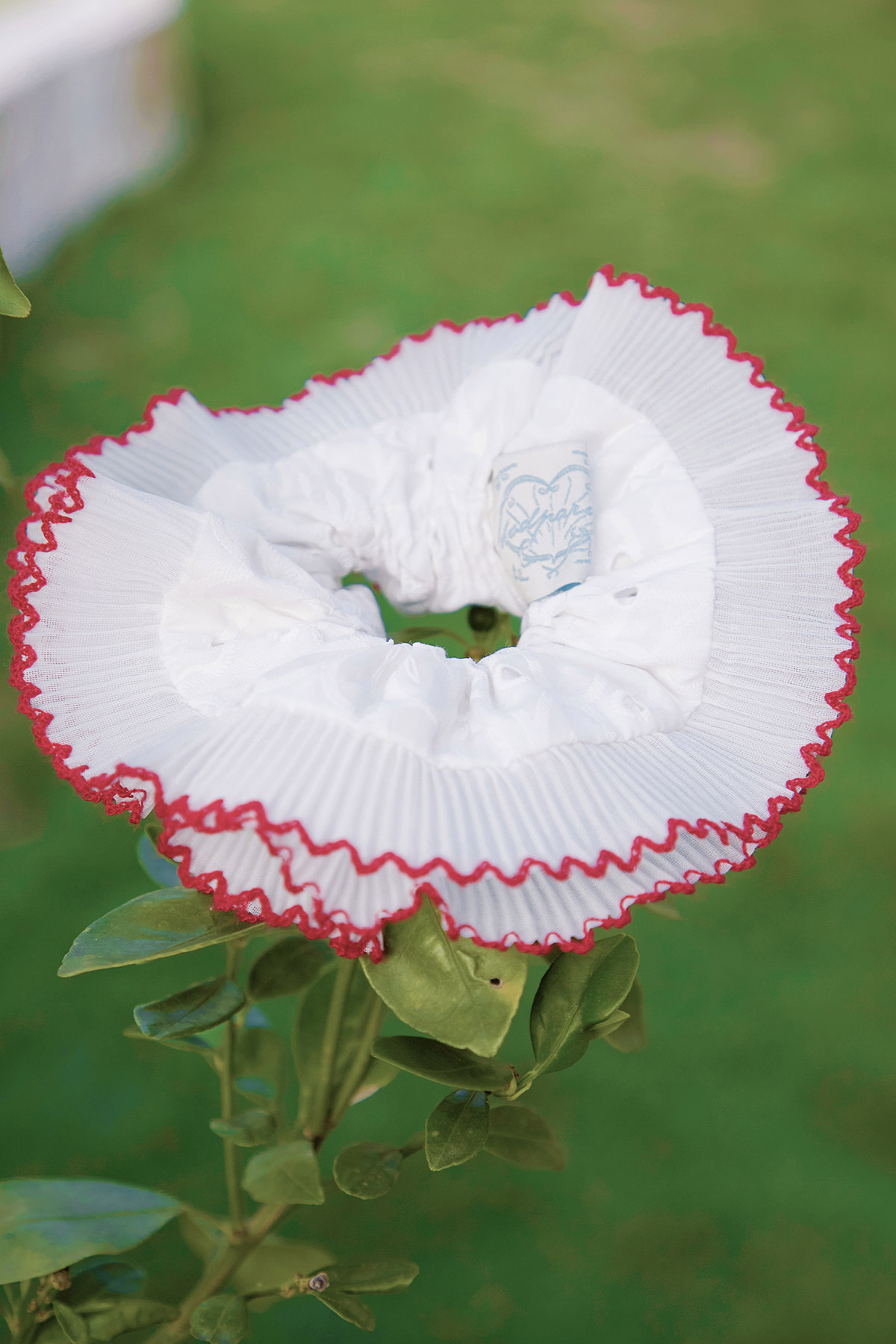 SCALLOP SCRUNCHIE - SCARLET IVORY [BY MODPARADE]